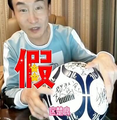 终极海报中， 李岷城和任素汐身处一列高速行驶的火车上